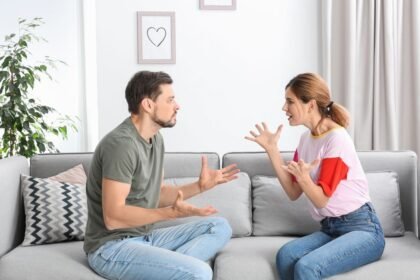 Gyakran érzed, hogy sosem te döntesz, és mindig a párod akarata érvényesül? Elbizonytalanítanak, vagy manipulációnak érzed a mindennapi helyzeteket? Cikkünkben bemutatjuk, milyen jelekből ismerheted fel, ha túlzottan irányítanak egy kapcsolatban.