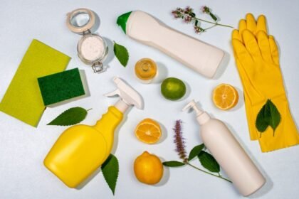 Környezetbarát tisztítószerek, citrusfélék és zöld levelek egy asztalon.