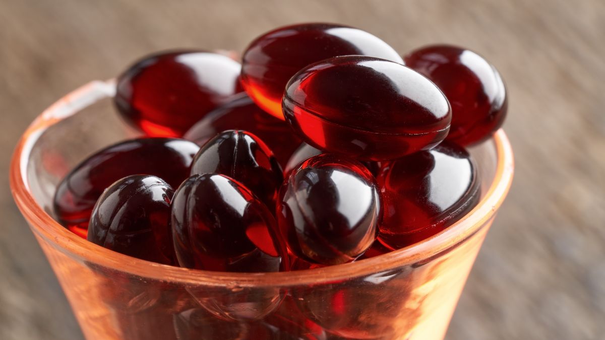 Egy pohárban piros, zselés kapszulák láthatók, amelyek krill olajat tartalmaznak.