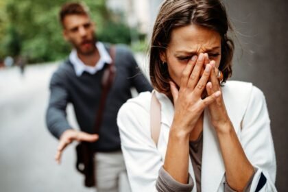 Egy nő szomorúan takarja el az arcát, míg egy férfi hátrafelé nyújtja a kezét.