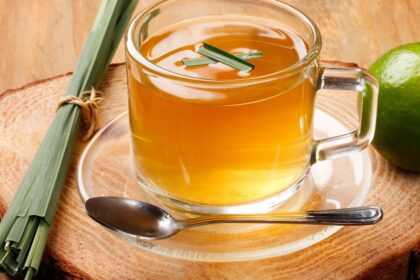 A citromfű tea nemcsak finom, hanem hatékony természetes nyugtató is. Stresszes napokon segít ellazulni, enyhítheti a feszültséget, javíthatja az alvást és támogatja a szervezet kiegyensúlyozott működését. Fedezd fel, hogyan segíthet a harmónia visszaállításában!
