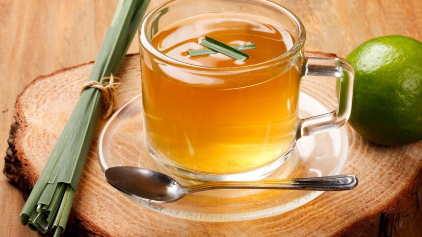 Citromfű tea: nyugtató hatás és előnyök stresszes napokra 1 A citromfű tea nemcsak finom, hanem hatékony természetes nyugtató is. Stresszes napokon segít ellazulni, enyhítheti a feszültséget, javíthatja az alvást és támogatja a szervezet kiegyensúlyozott működését. Fedezd fel, hogyan segíthet a harmónia visszaállításában!