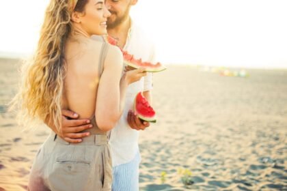 A nyári szerelem izgalma sokakat magával ragad, de vajon kibírja-e a kapcsolat az őszi és téli próbákat? Cikkünkben segítünk felismerni azokat a jeleket, amelyekből kiderülhet, tartós lesz-e a fellángolás, vagy csak a napsütéssel együtt múlik el.