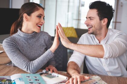 Gyakran érzed úgy, hogy szükséged van párod visszajelzéseire? Az örökös megerősítés igénye mögött mélyebb okok húzódhatnak, mint például önbizalomhiány, korábbi csalódások vagy a kapcsolat bizonytalansága. Fedezd fel, mi állhat a háttérben!