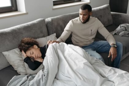 Amikor egyik fél megbetegszik egy párkapcsolatban, az mindkét felet próbára teszi. Megváltozhatnak a mindennapi feladatok, az érzelmi támogatás fontossá válik, és a kapcsolat új kihívásokkal néz szembe. A közös erőfeszítés azonban erősebbé teheti a köteléket.