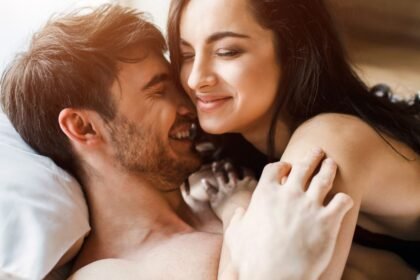 Az anyaság vagy apaság új kihívások elé állítja a párokat, a szexuális élet pedig gyakran háttérbe szorul. Az intimitás megőrzése azonban kulcsfontosságú; fontos megtalálni az egyensúlyt a szülői feladatok és a párkapcsolat ápolása között.