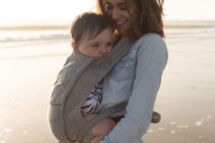 A babahordozás nemcsak praktikus megoldás, hanem érzelmi kapcsolatot is erősít szülő és baba között. Szakértői tanácsok, valamint valódi szülői tapasztalatok segítenek eligazodni a hordozási eszközök és módszerek világában.