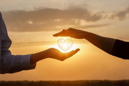 A közös vallás a párkapcsolatban mélyebb megértést és összetartozást adhat a feleknek. Segít közös értékeket kialakítani, erősíti a bizalmat, és támogatást nyújt a nehéz időszakokban, miközben a mindennapi döntéseket is megkönnyítheti.