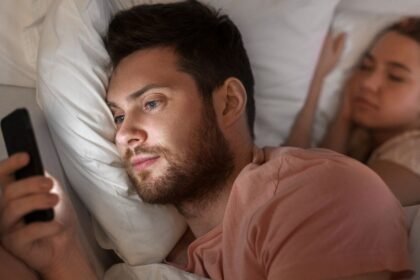 A megcsalás feldolgozása sosem könnyű, de fontos, hogy tiszta kommunikációval és empátiával álljunk a párunk elé. Cikkünkben bemutatjuk azt a három lépést, amely segít abban, hogyan szembesítsd partneredet a hűtlenséggel, miközben megőrzöd önmagad méltóságát.