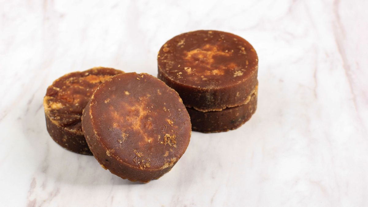 Kerek medvecukor darabok, barna színben, fehér háttér előtt.