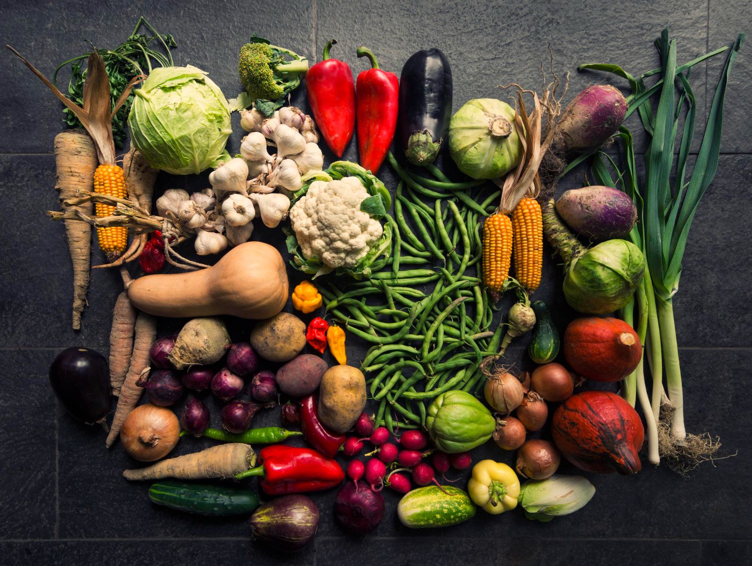 Zöldség nem csak köretnek való – kreatív, diétás főételek zöldségekből 2 Friss zöldségek színes választéka, köztük káposzta, paprika és fokhagyma.