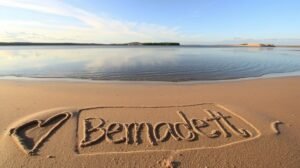 womensway 141 Homokban írt Bernadett név, tengerparti tájban