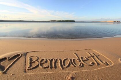 Homokban írt Bernadett név, tengerparti tájban