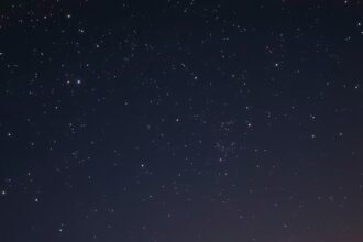 Csillagokkal teli égbolt egy csillagos éjszakán.