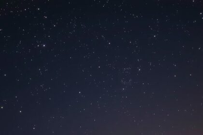 Csillagokkal teli égbolt egy csillagos éjszakán.