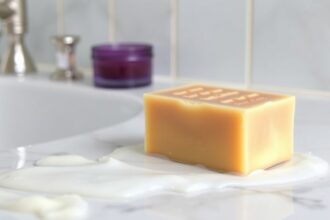 Shea vajas arctisztító szappan a mosdónál, hidratáló hatással.