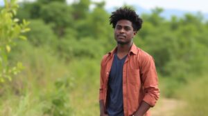 Férfi a természetben, aki önmagát keresi és él szabadon.