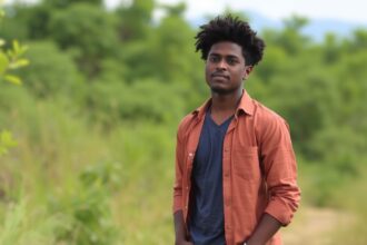 Férfi a természetben, aki önmagát keresi és él szabadon.