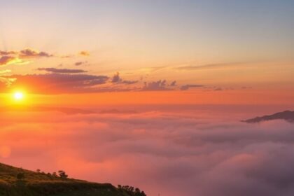 Naplemente felhők felett, egy új kezdet szimbóluma