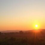 Naplemente egy mező felett, inspiráló táj a nyugalomért.