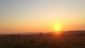 Naplemente egy mező felett, inspiráló táj a nyugalomért.