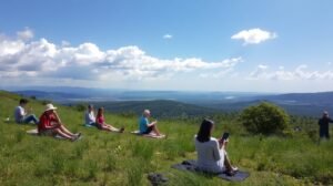 womensway 138 Csoport emberek a természetben, digitális detox élmények közben.