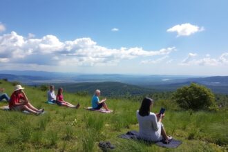 Csoport emberek a természetben, digitális detox élmények közben.