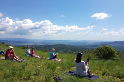 Csoport emberek a természetben, digitális detox élmények közben.