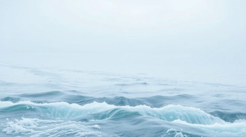 Nyugodt tenger hullámokkal és ködös háttérrel