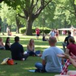 Ha nem szeretnél túl gyorsan szerelembe esni, kerüld el a túlzott idealizálást, a határok feladását, a túl korai érzelmi/intim megnyílást, a nonstop üzengetést, a figyelmen kívül hagyott piros zászlókat, a kapcsolat sürgetését és saját életed háttérbe szorítását.