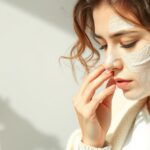 Nő bőrápolási rutinja szénanátha idején, hűsítő borogatással.