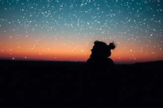 Pár romantikus kapcsolat az éjszakai csillagos ég alatt.