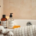 Fürdőolajok és gyertyák a fürdőszobában a téli bőrszárazság ellen.