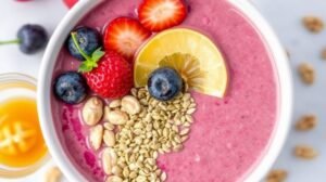 Tápanyagban gazdag smoothie bowl friss gyümölcsökkel és magvakkal.