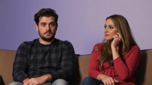 Pár beszélgetése az exéről, érzelmes intenzitás a háttérben.
