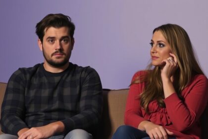 Pár beszélgetése az exéről, érzelmes intenzitás a háttérben.