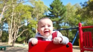 womensway 136 Baba játszótéren, boldogan felfedezve a szabadban.