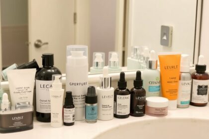 Arclemosók és bőrápoló termékek a fürdőszobában.