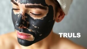 A fiatal nő arca aktív szenes arcpakolással a bőrápolásban.