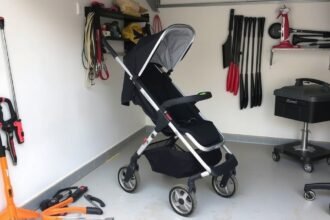 Babakocsi tárolása egy garázsban, eszközök mellett.