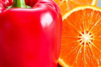 Egy piros paprika és narancs szeletek, C-vitamin források.