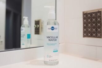 Micellás víz flakonja a fürdőszobában, modern arctisztító termék.