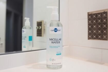 Micellás víz flakonja a fürdőszobában, modern arctisztító termék.