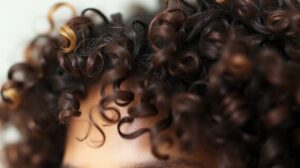 Gyönyörű göndör haj, amely igényli a megfelelő ápolást.