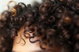 Gyönyörű göndör haj, amely igényli a megfelelő ápolást.