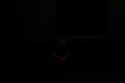 Egy férfi ül a sötétben, a szakítás fájdalmának hívószava.