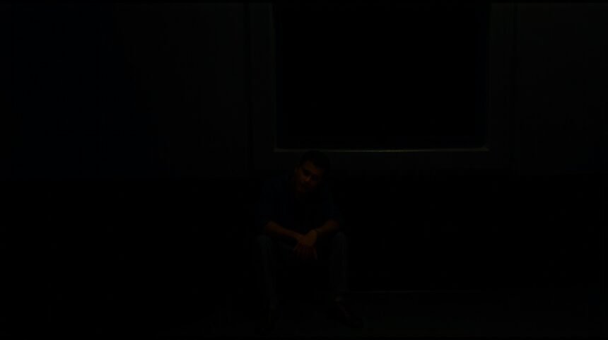 Egy férfi ül a sötétben, a szakítás fájdalmának hívószava.