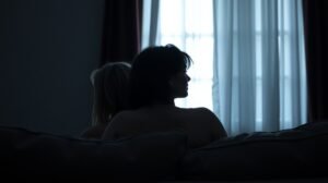 womensway 144 Két nő ül háttal egymásnak, szomorú érzelmi távolságban.