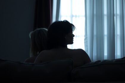 Két nő ül háttal egymásnak, szomorú érzelmi távolságban.