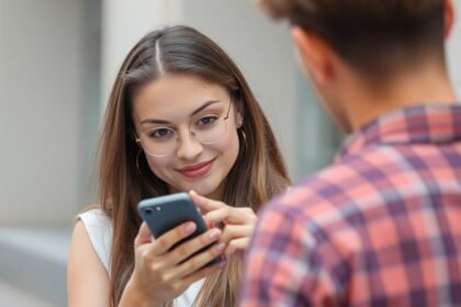 Fiatal nő okostelefonnal üzenetet küld egy ismeretlen srácnak.